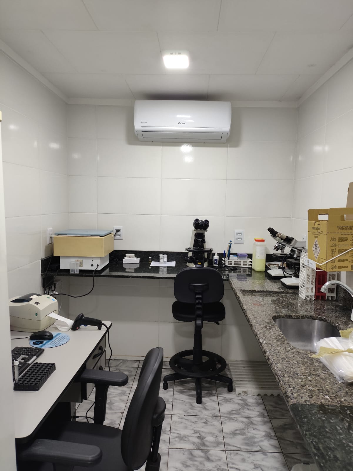 Equipe de laboratório atendendo paciente