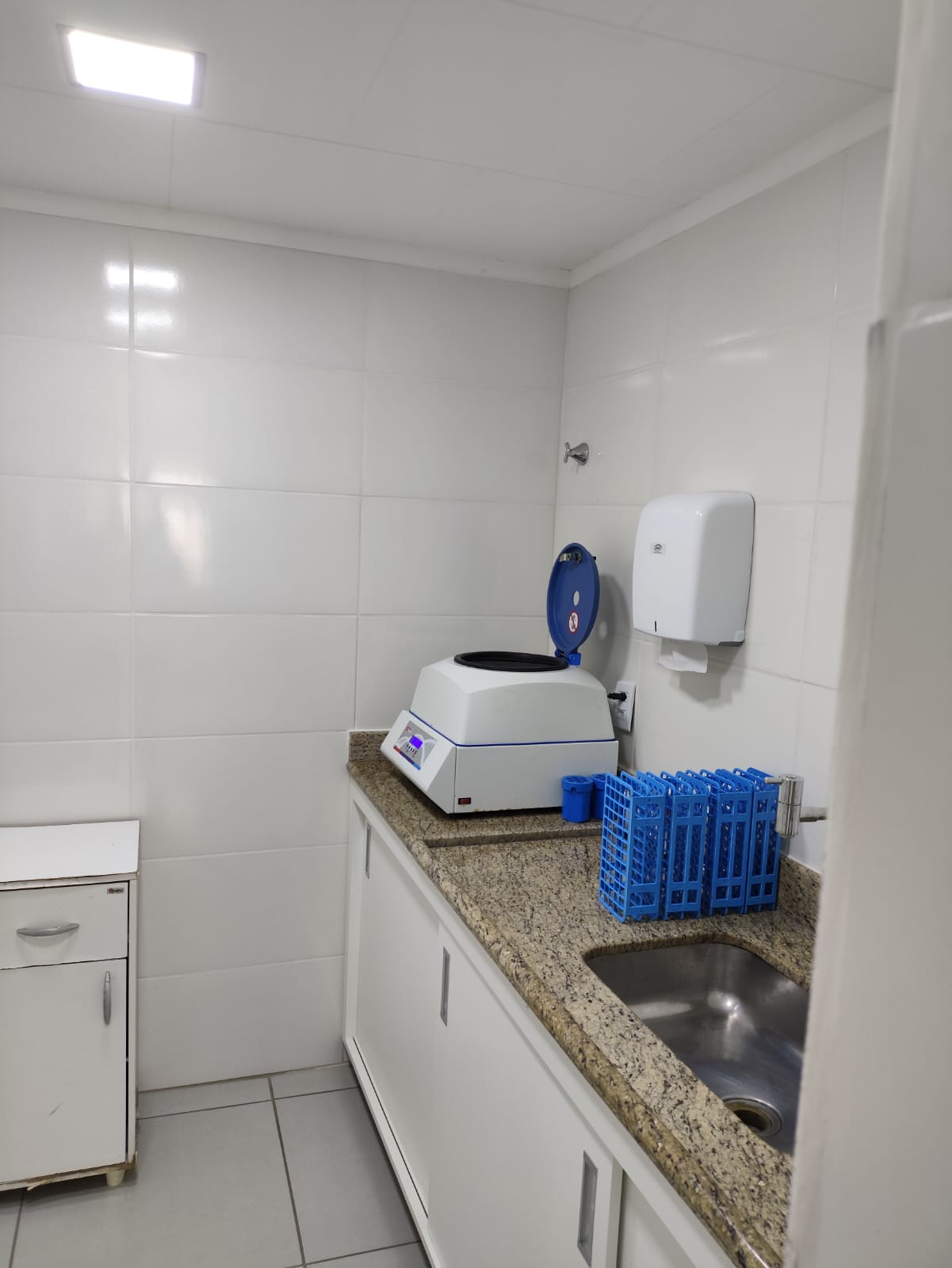 Equipamento moderno de análise clínica